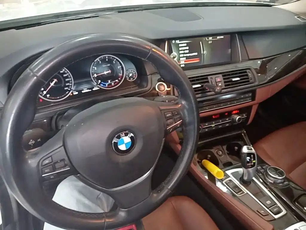 BMW 5 Series — миниатюра 10