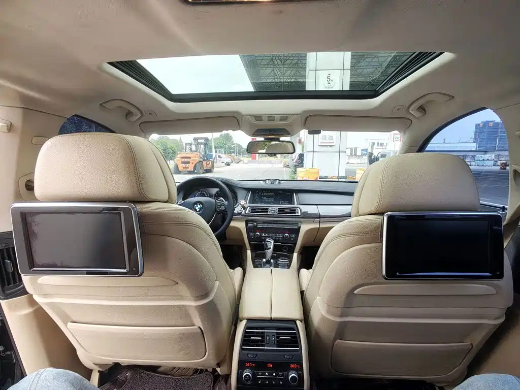 BMW 7 Series — миниатюра 13