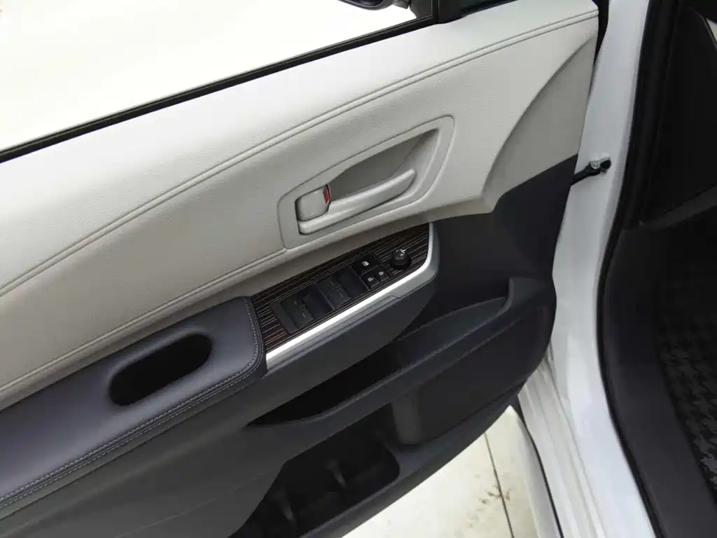 Toyota Granvia — миниатюра 12