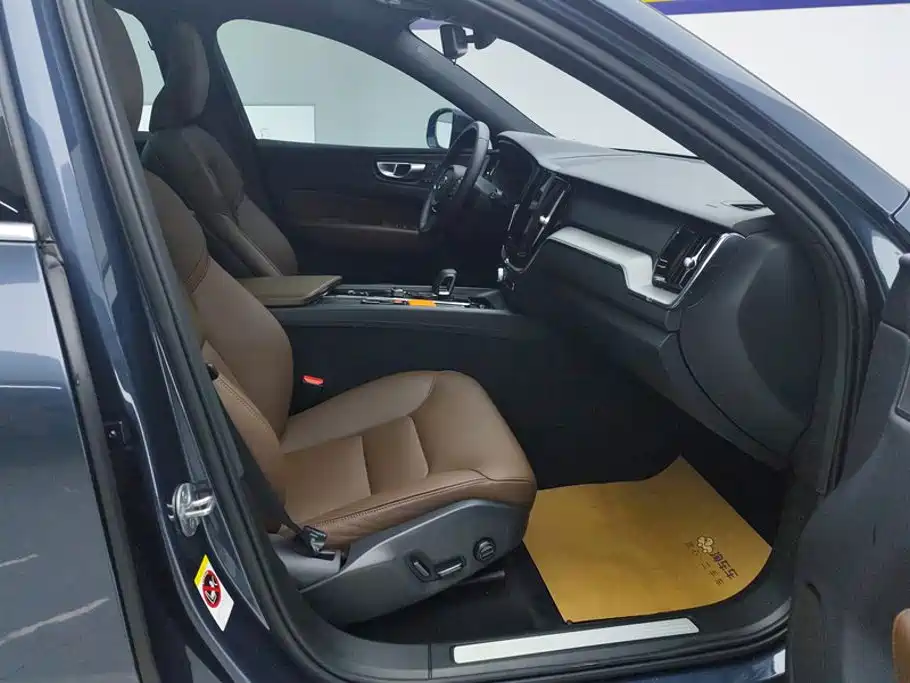 Volvo XC60 2024 B5 Luxury