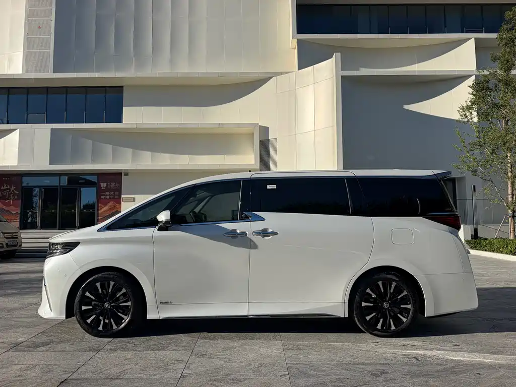 Toyota Alphard — миниатюра 8