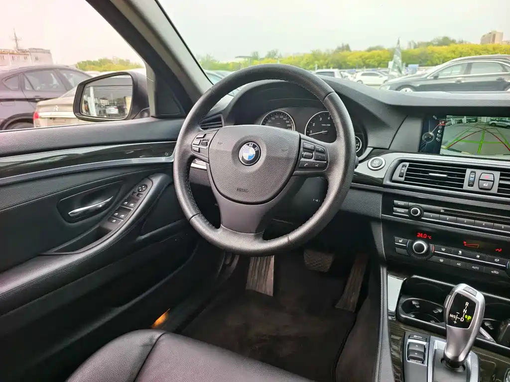BMW 5 Series — миниатюра 13