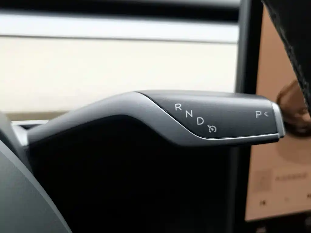 Tesla Model Y — миниатюра 13