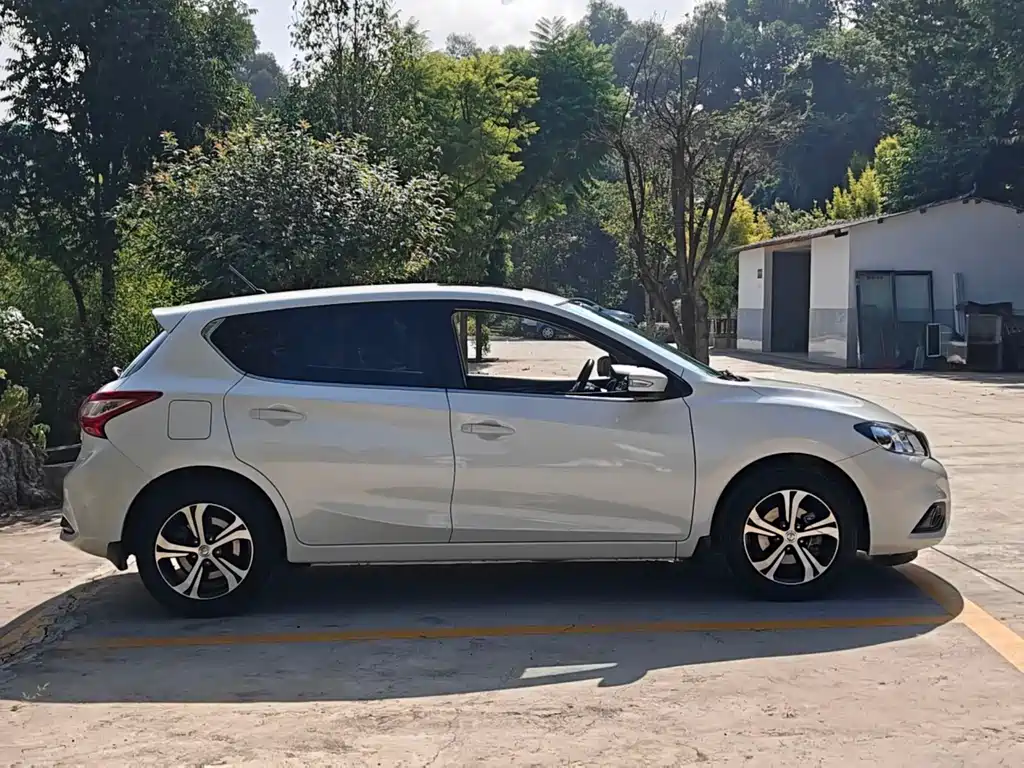 Nissan Tiida — миниатюра 4