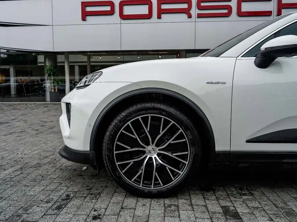 Porsche Macan EV — миниатюра 12