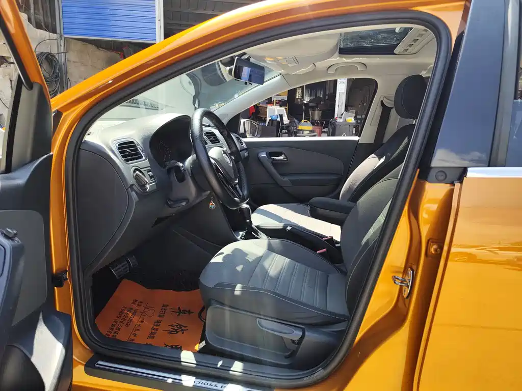 Volkswagen Polo 2014 1.6L Cross Polo AT