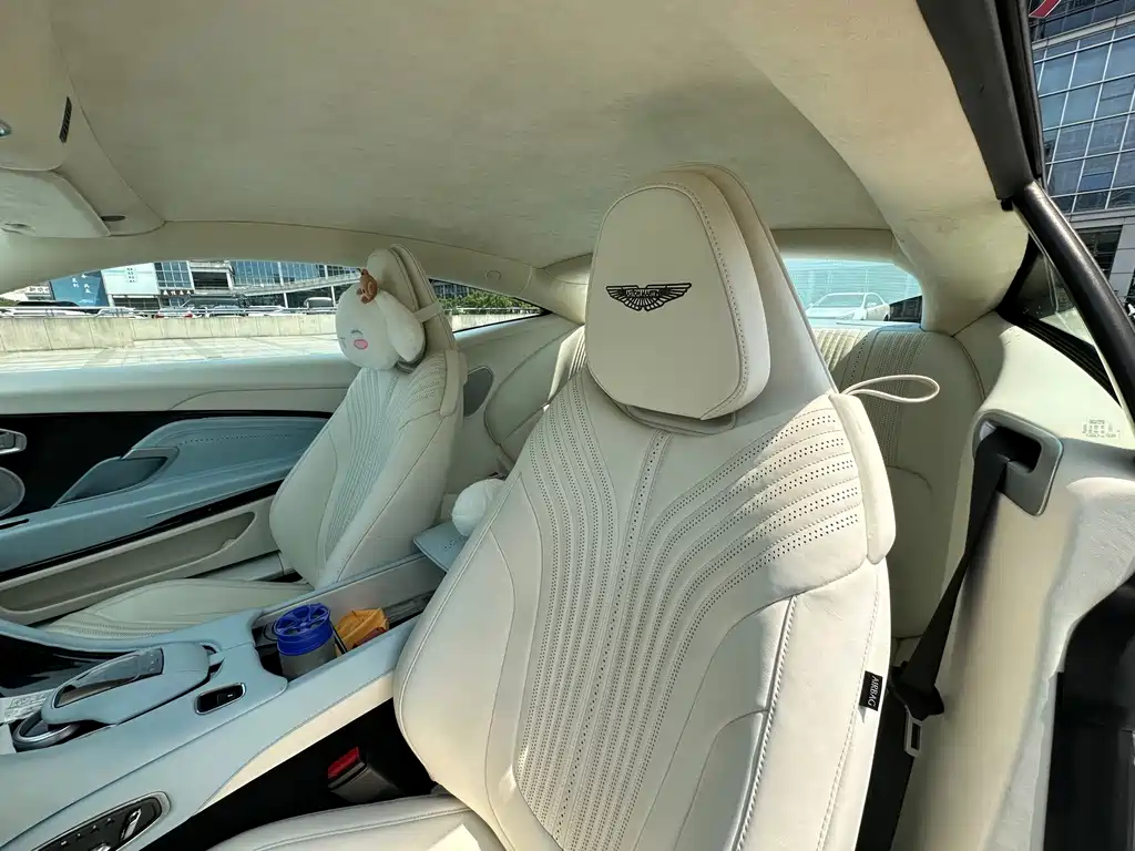 Aston Martin DB11 — миниатюра 8