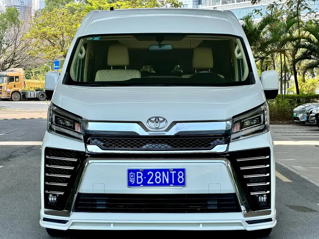 Toyota HiAce 2022 3.5L AT