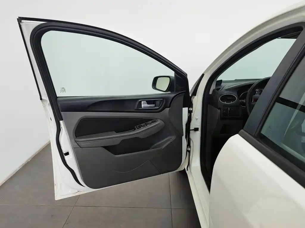 Ford Focus 2013 1.8L AT