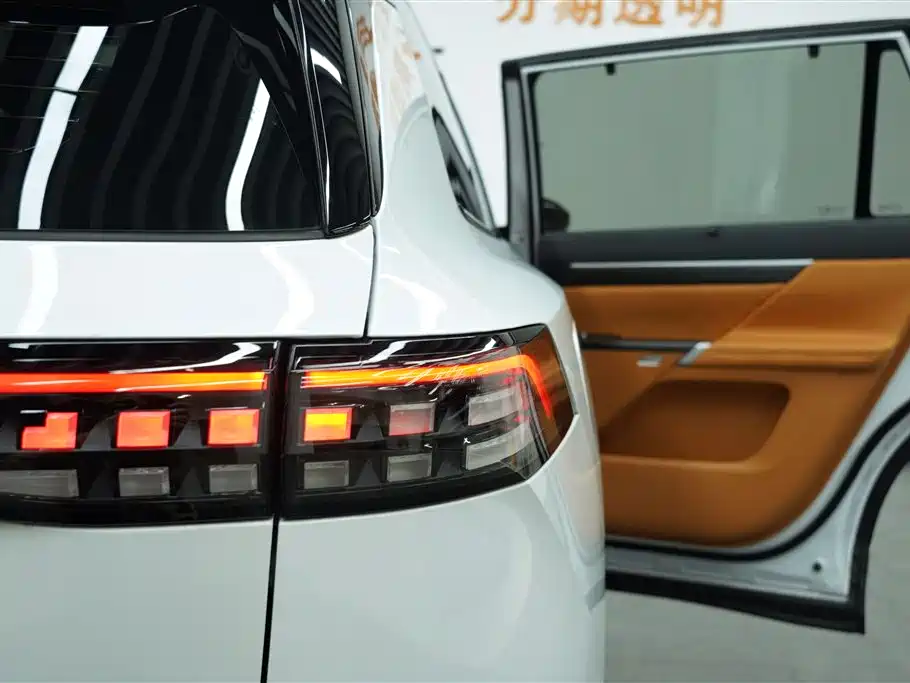 Dongfeng eπ008 2025 636Ultra 5 мест