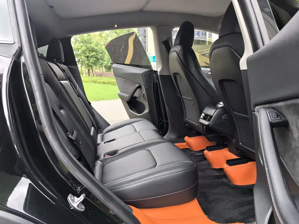 Tesla Model Y — миниатюра 9
