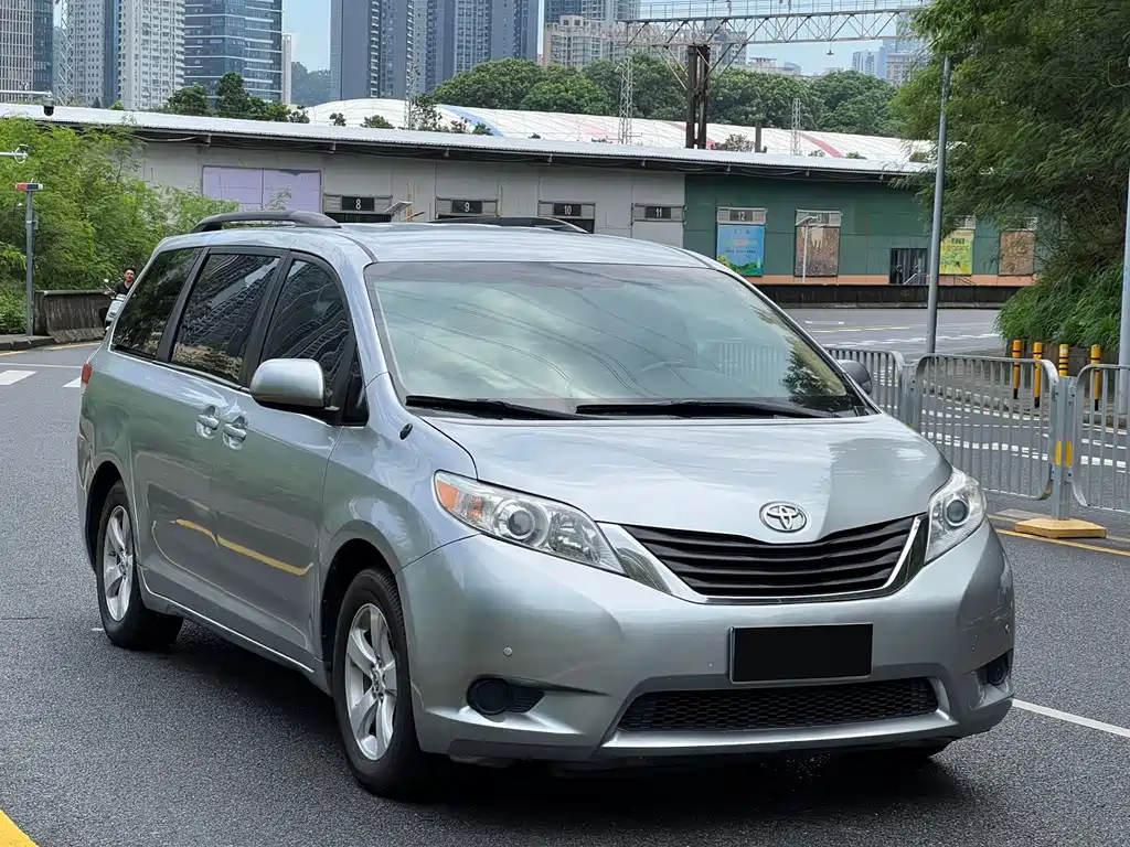 Toyota Sienna — миниатюра 3