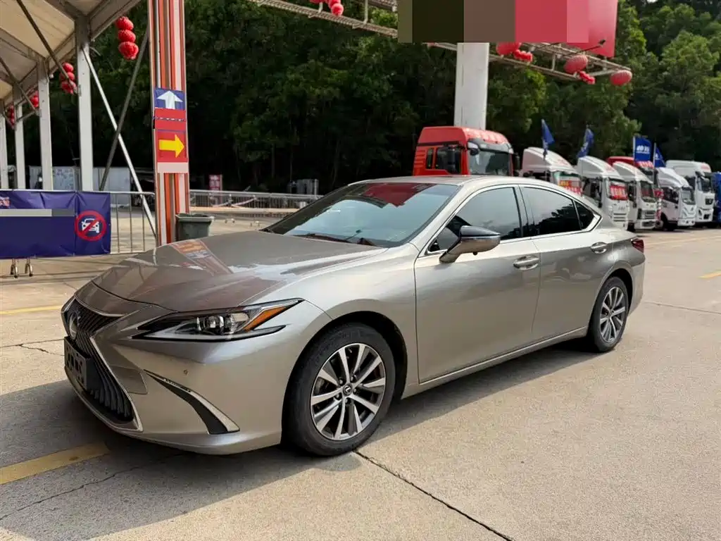Lexus ES 2021