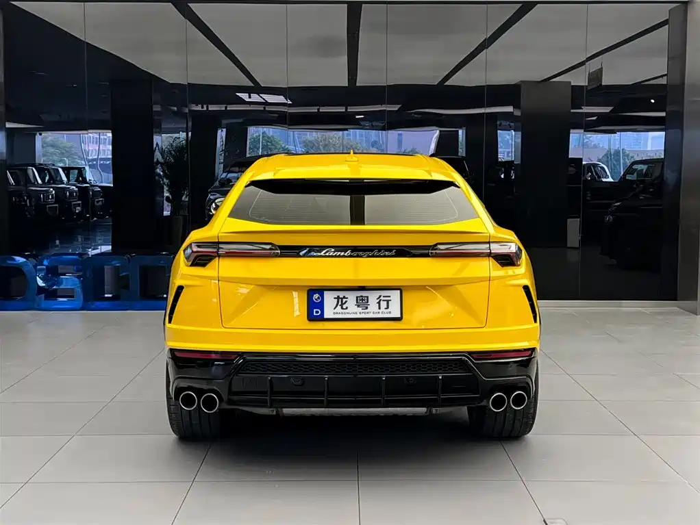 LAMBORGHINI URUS
