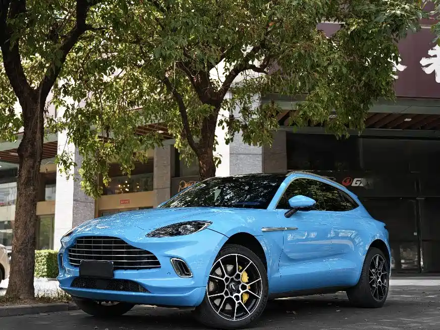 Aston Martin DBX 2021