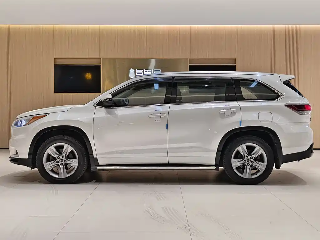 TOYOTA HIGHLANDER