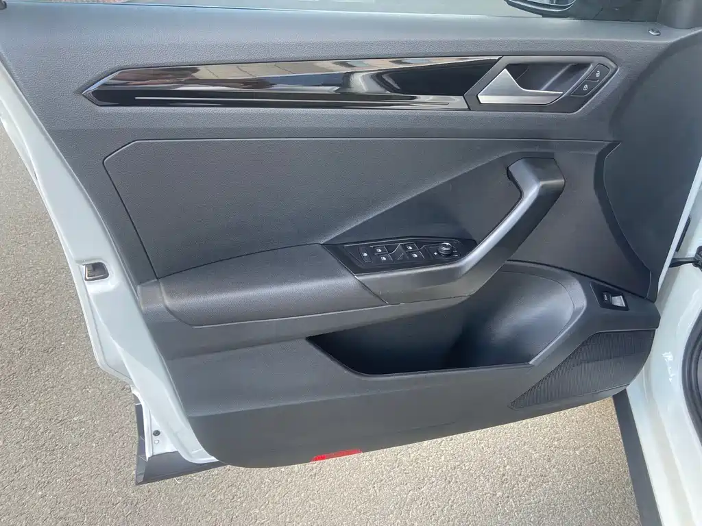 Volkswagen T-Roc — миниатюра 12