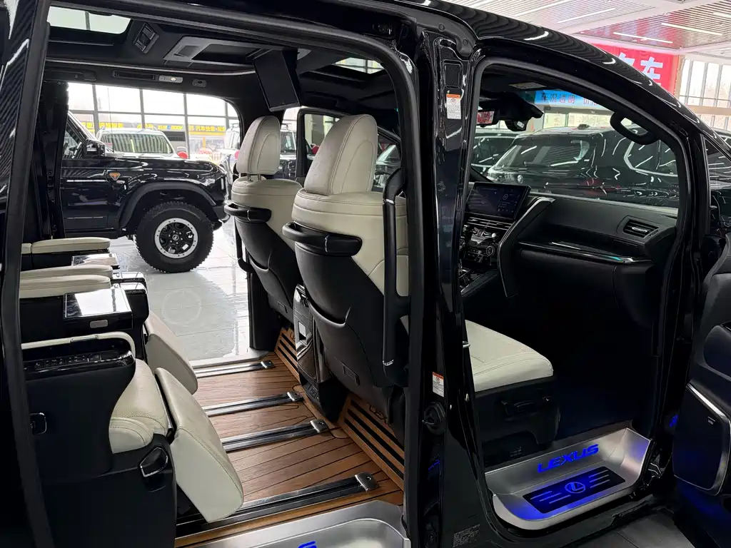 LEXUS LM
