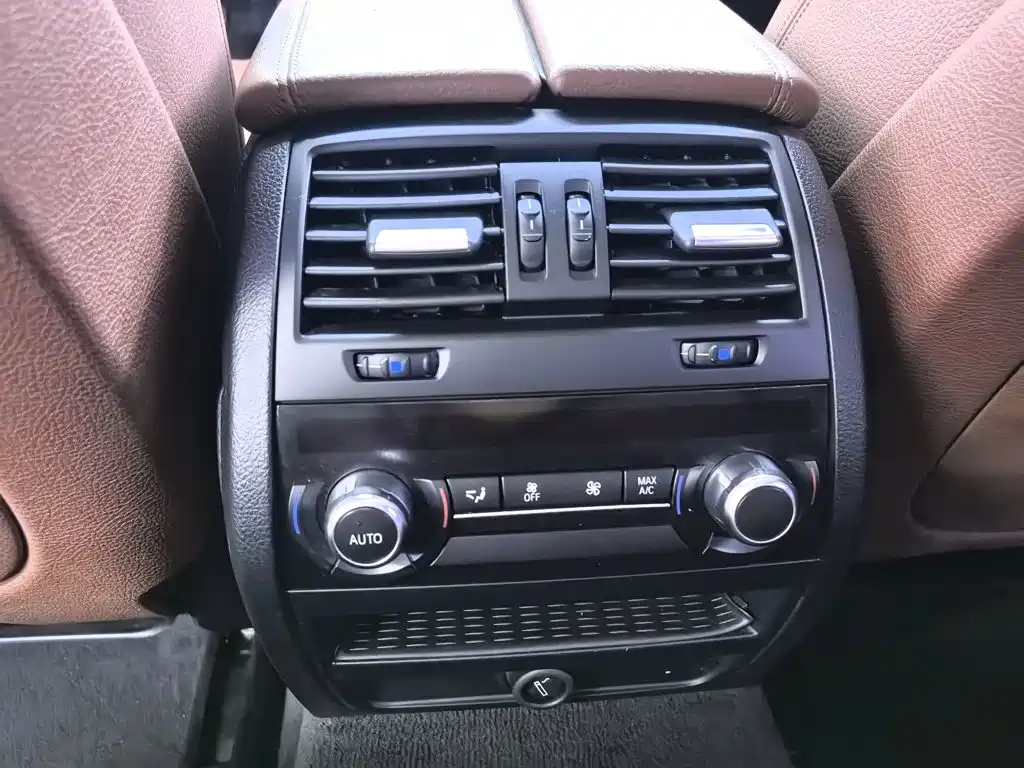 BMW 5 Series — миниатюра 11