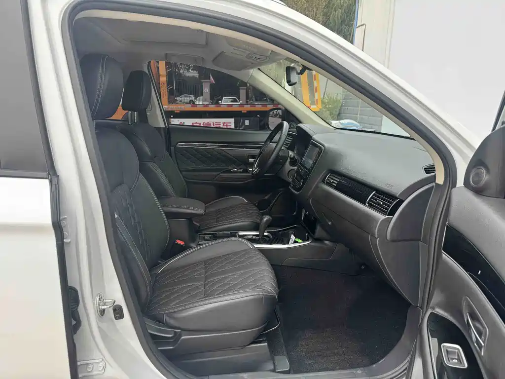 Mitsubishi Outlander — миниатюра 19