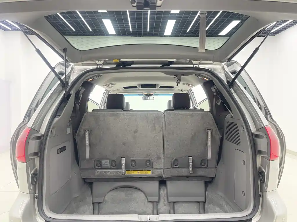 Toyota Sienna — миниатюра 17