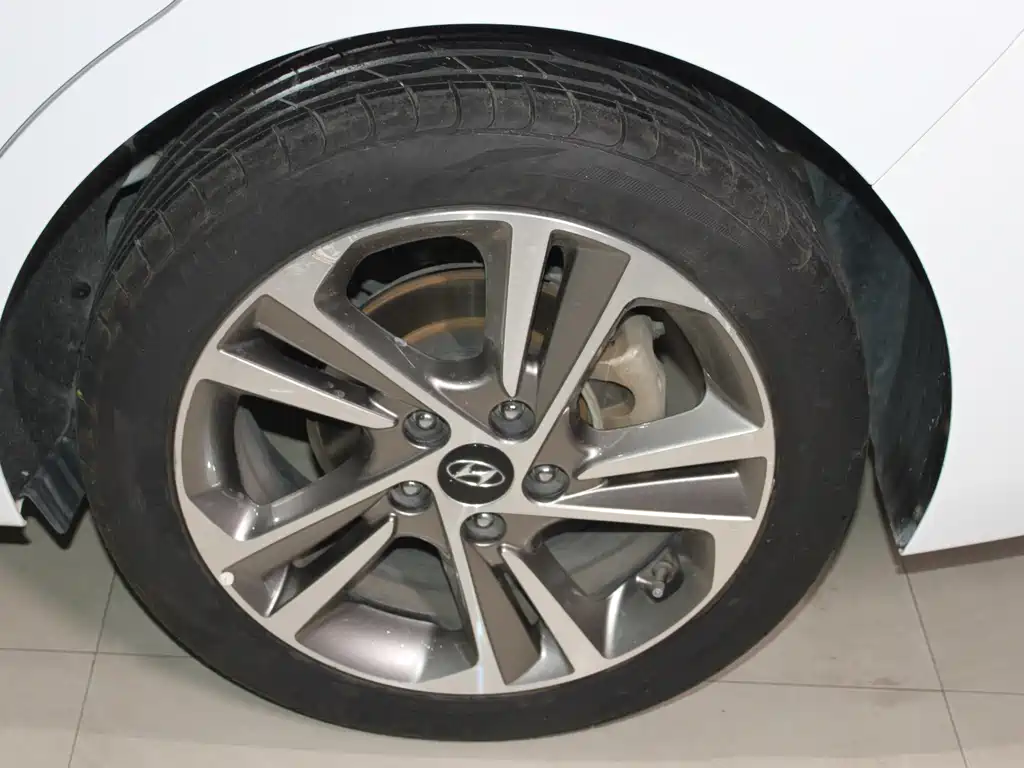 Hyundai Elantra - фото 8