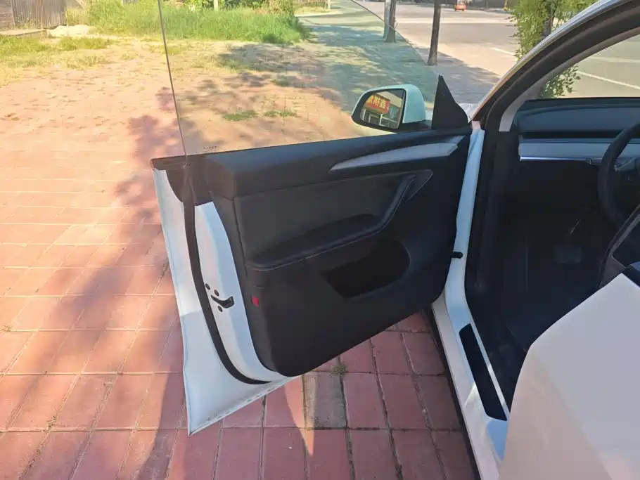 Tesla Model Y — миниатюра 7