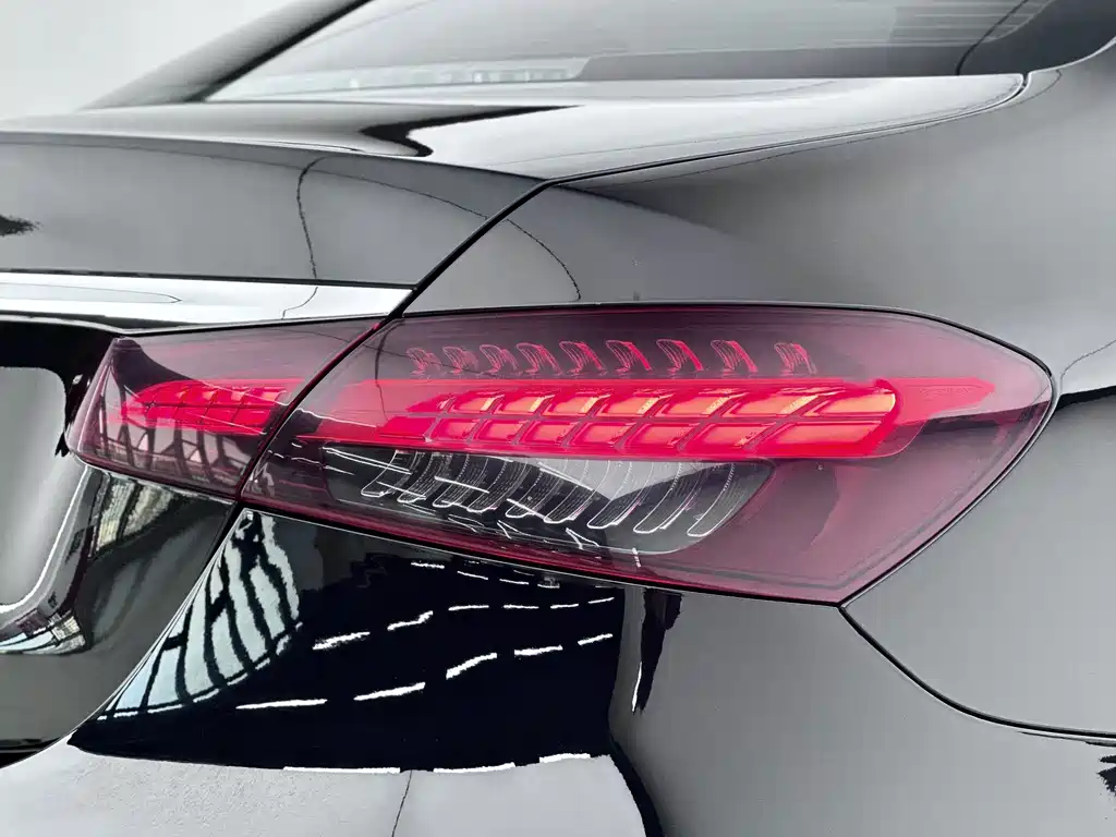 Mercedes-Benz E-Class — миниатюра 13