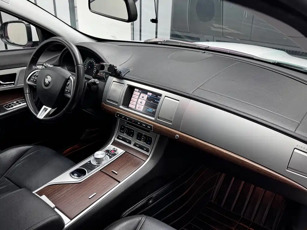 Jaguar XF — миниатюра 4