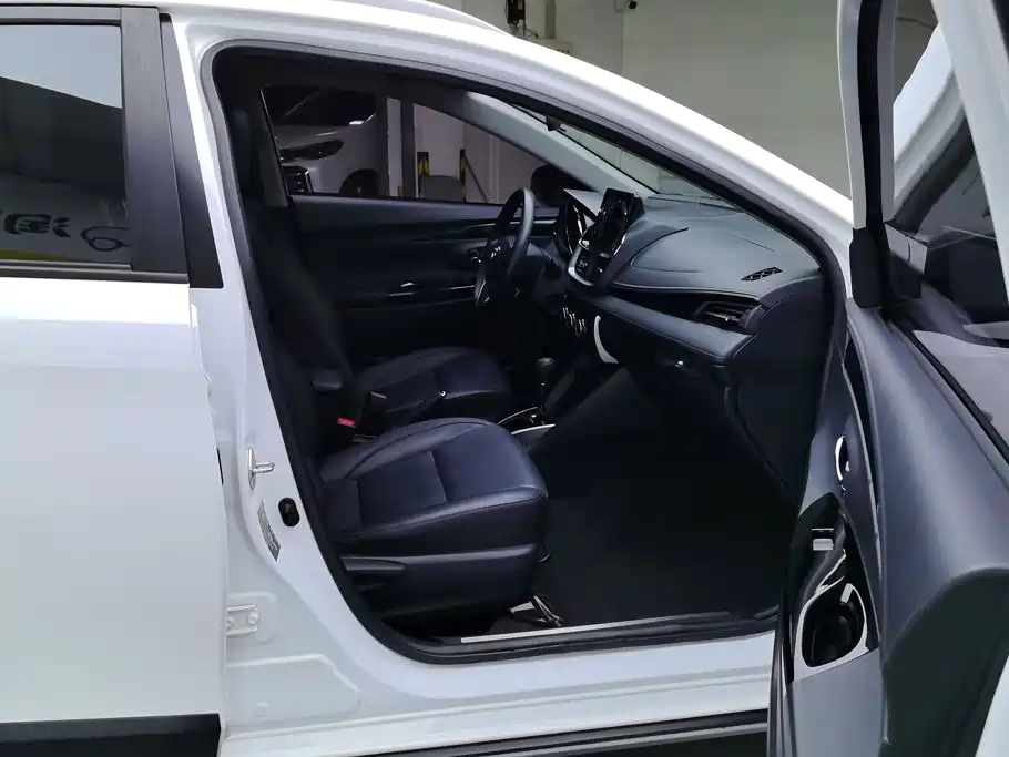 Toyota Yaris L — миниатюра 8
