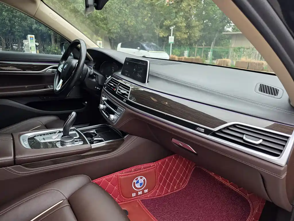 BMW 7 Series — миниатюра 19