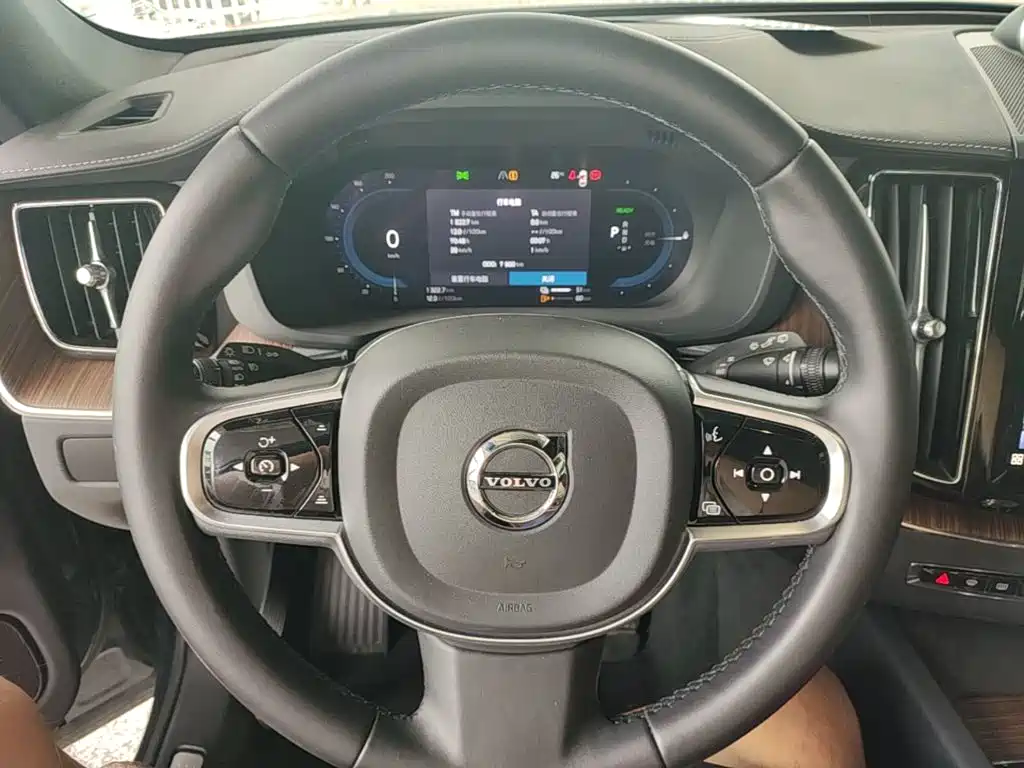 Volvo XC60 PHEV — миниатюра 11