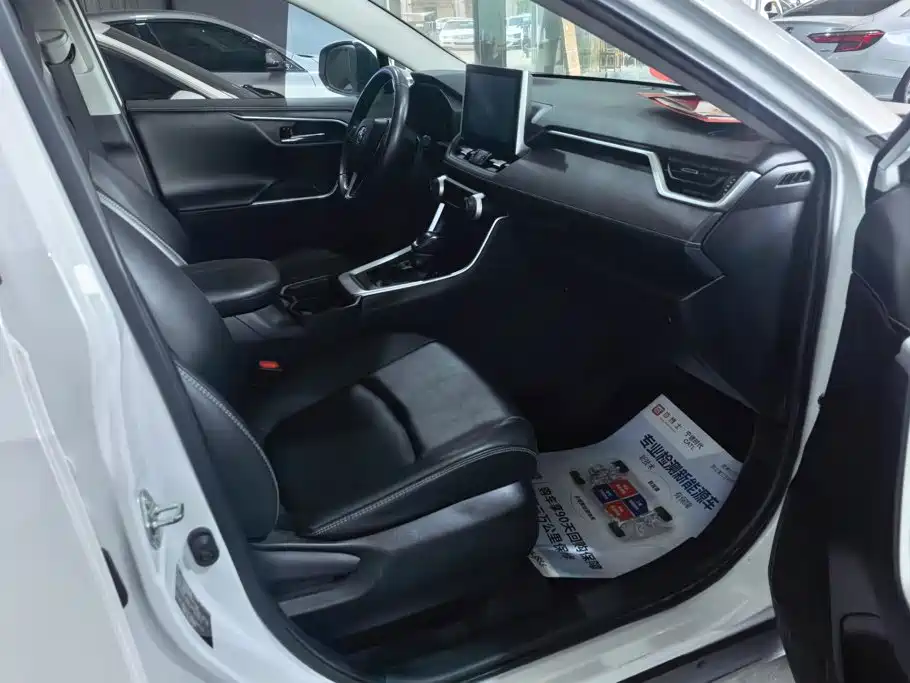 Toyota RAV4 — миниатюра 8
