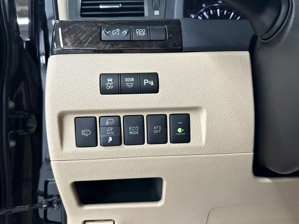 Toyota Alphard — миниатюра 15