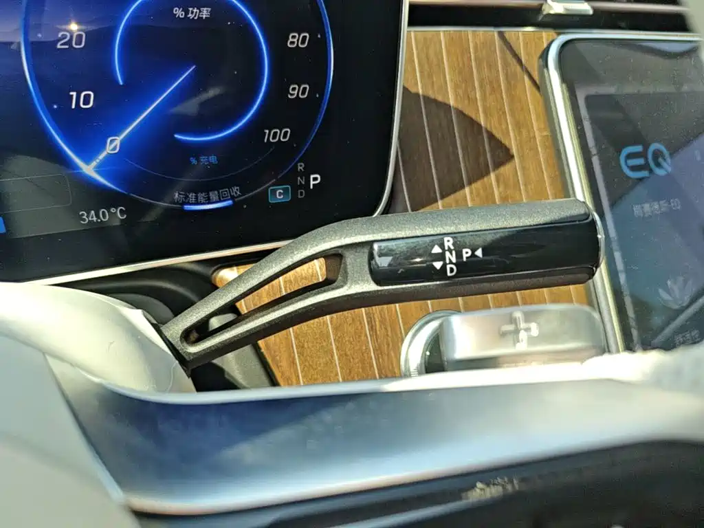 Mercedes-Benz EQE SUV — миниатюра 14