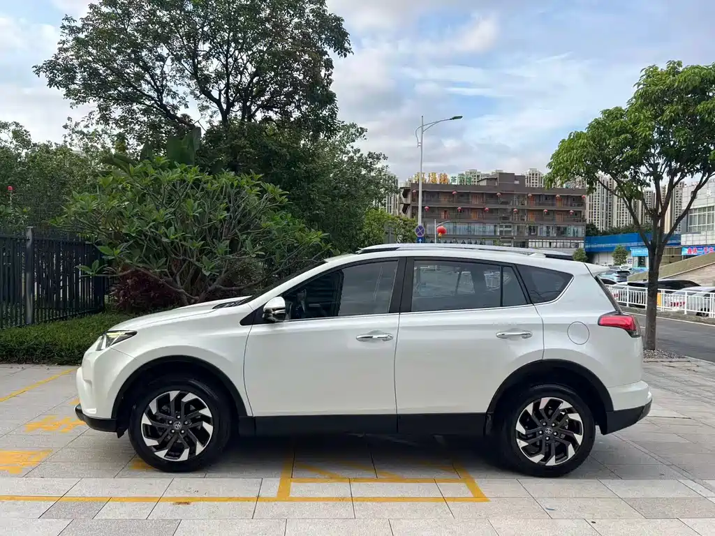 Toyota RAV4 — миниатюра 4