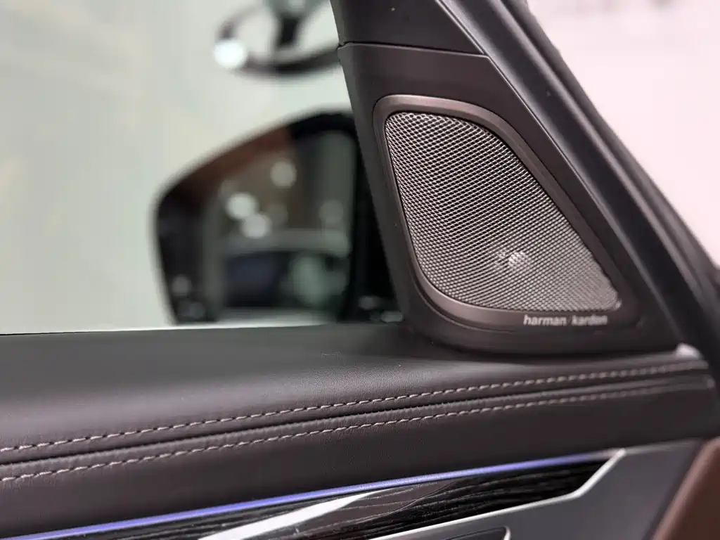 BMW 7 Series — миниатюра 12