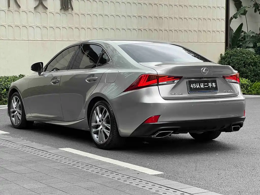 Lexus IS 2017 300 Lead
