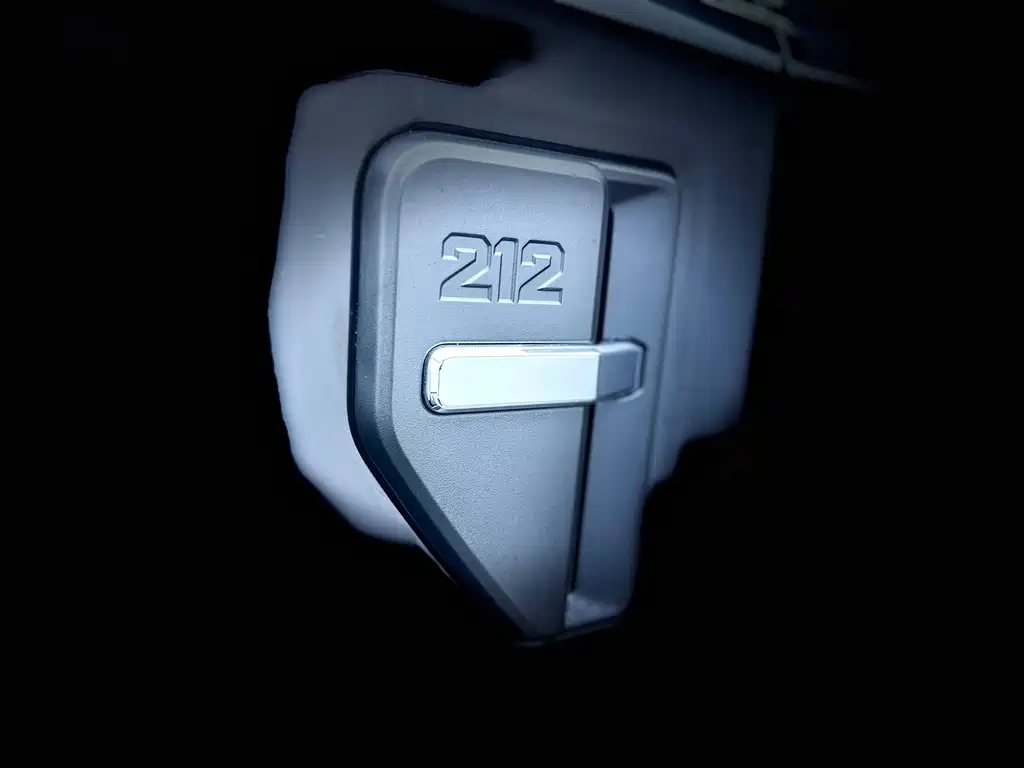 212 212 T01 — миниатюра 30