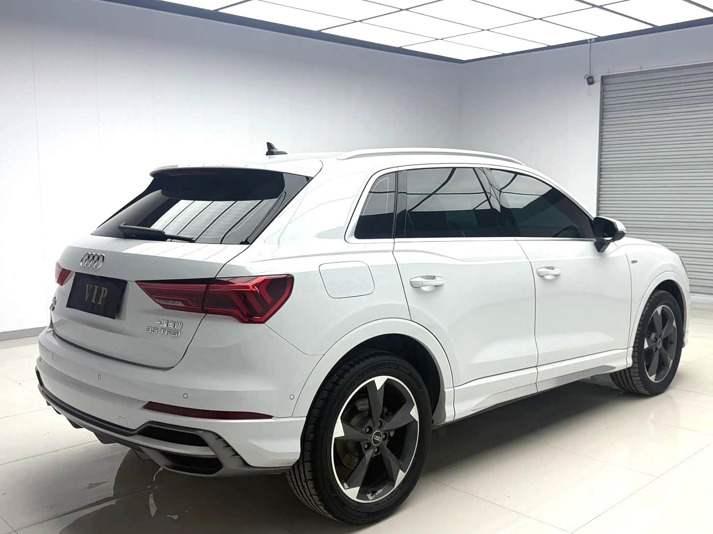 Audi Q3 1.4 л 2023 г. Белый, пробег 16000 км
