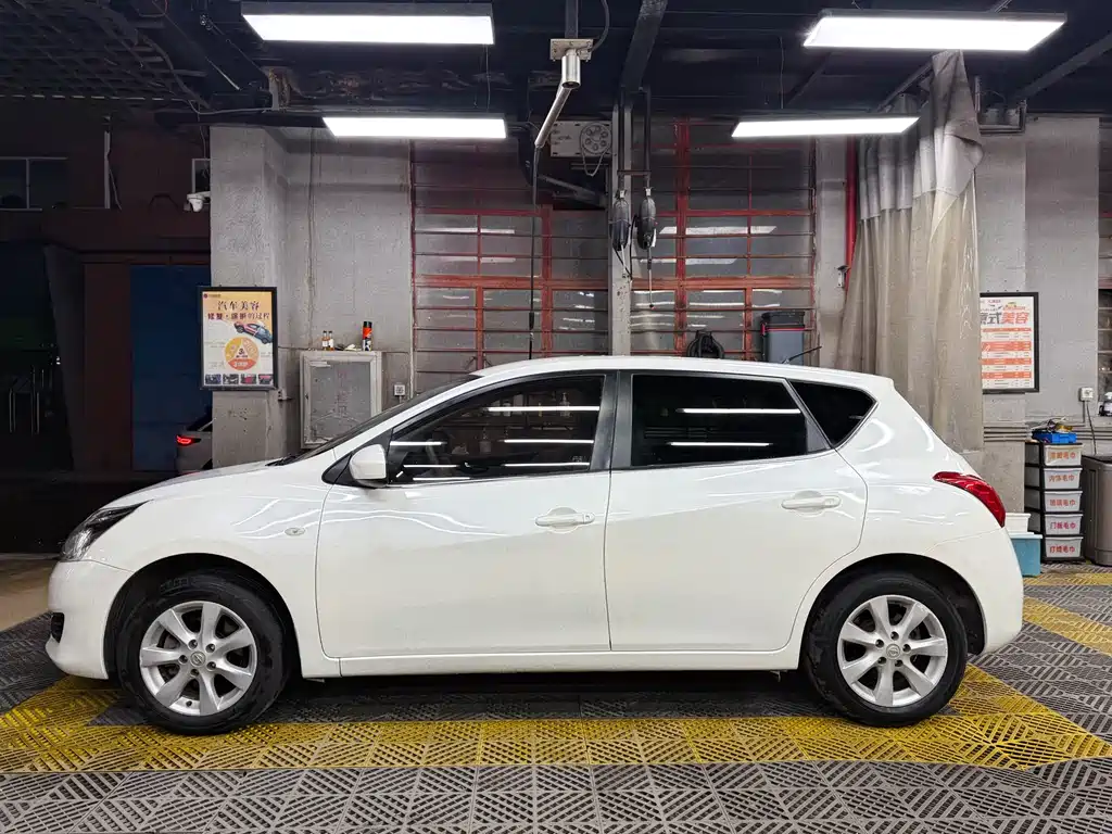 Nissan Tiida 2011 1.6L MT Comfort