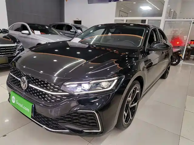 VOLKSWAGEN PASSAT 2023