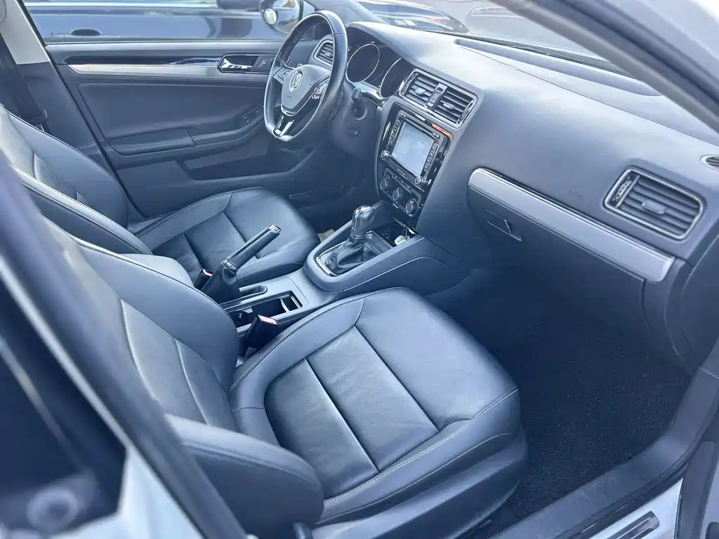 Volkswagen Sagitar 2018 1.6L AT Comfort