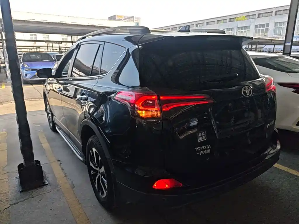 Toyota RAV4 — миниатюра 5