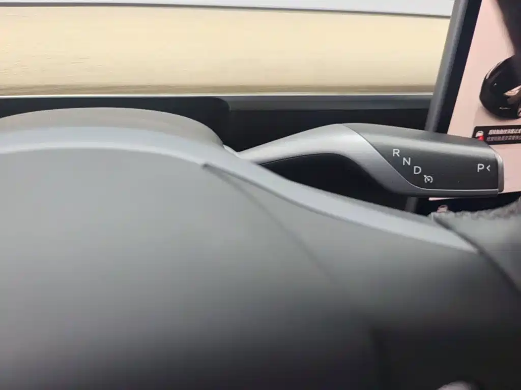 Tesla Model Y — миниатюра 14