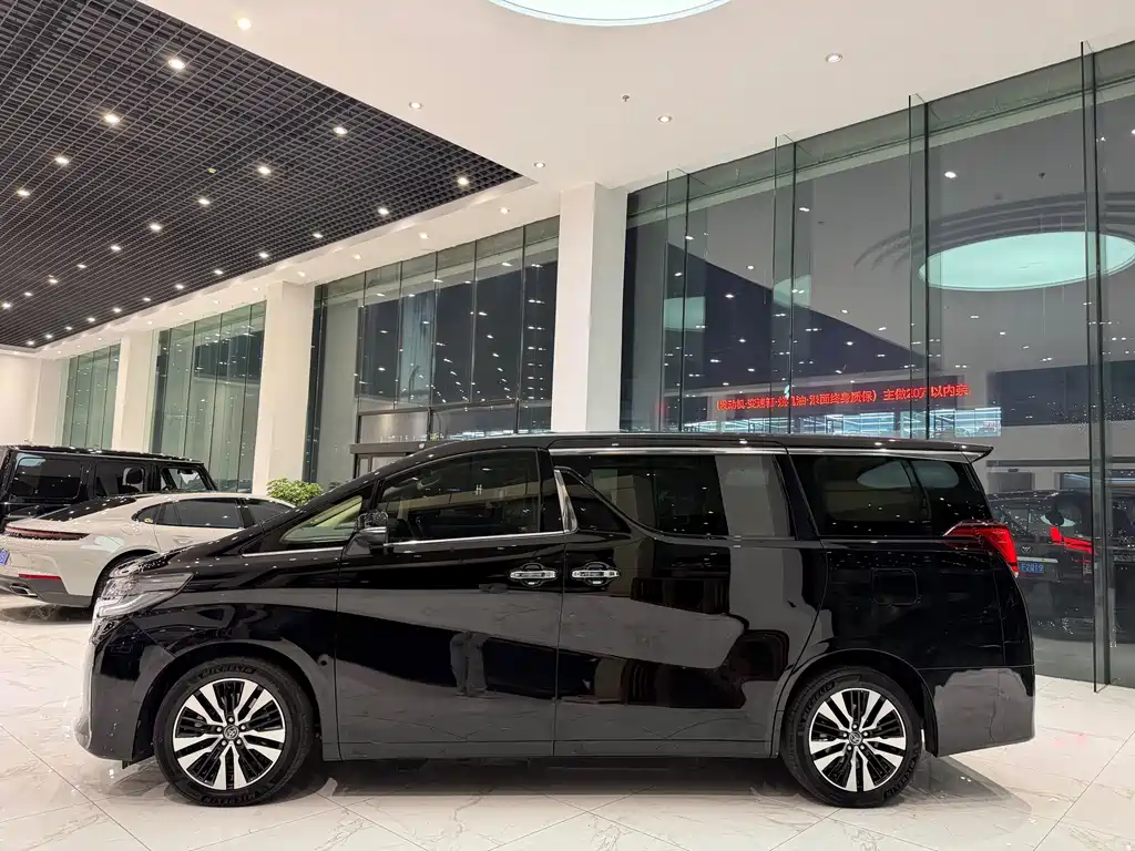 Toyota Alphard — миниатюра 9