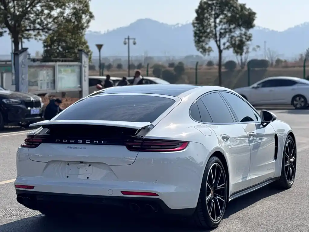 PORSCHE PANAMERA