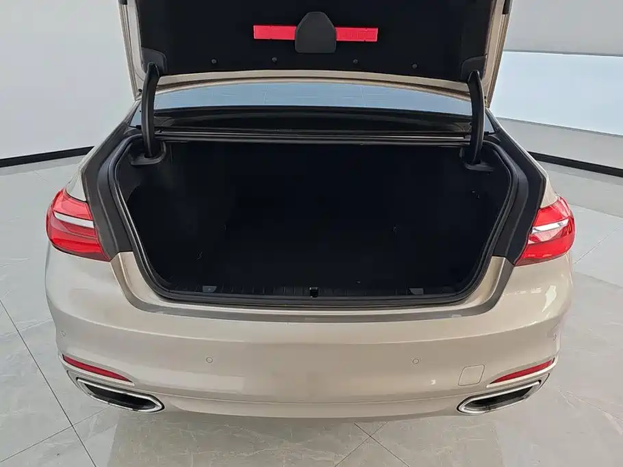 BMW 7 Series — миниатюра 4