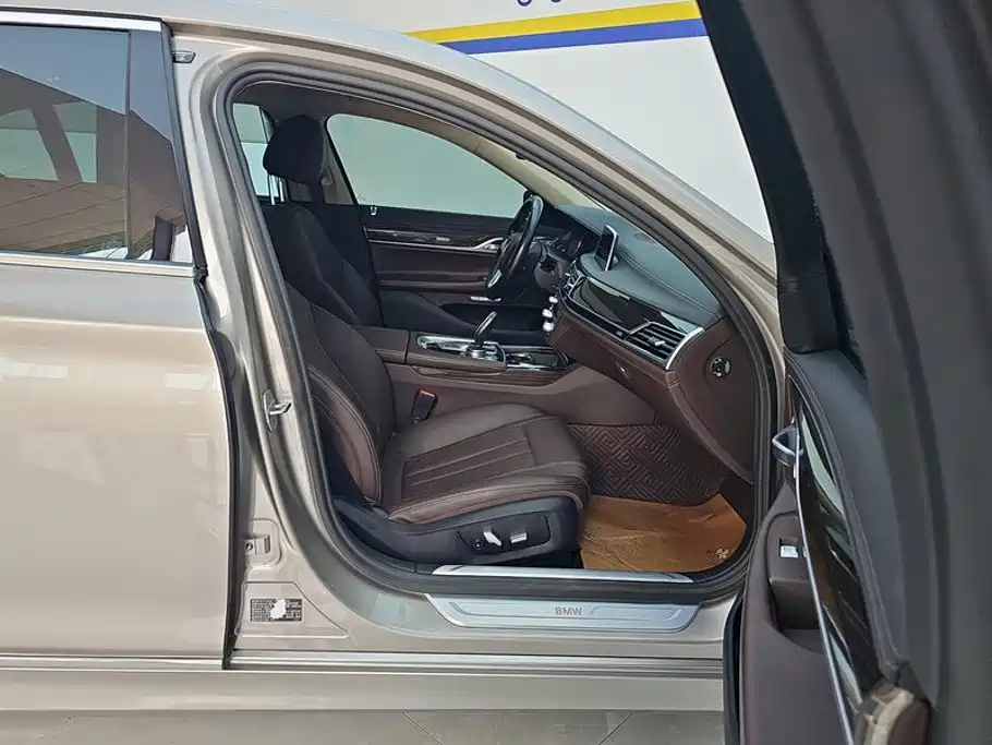 BMW 7 Series — миниатюра 8
