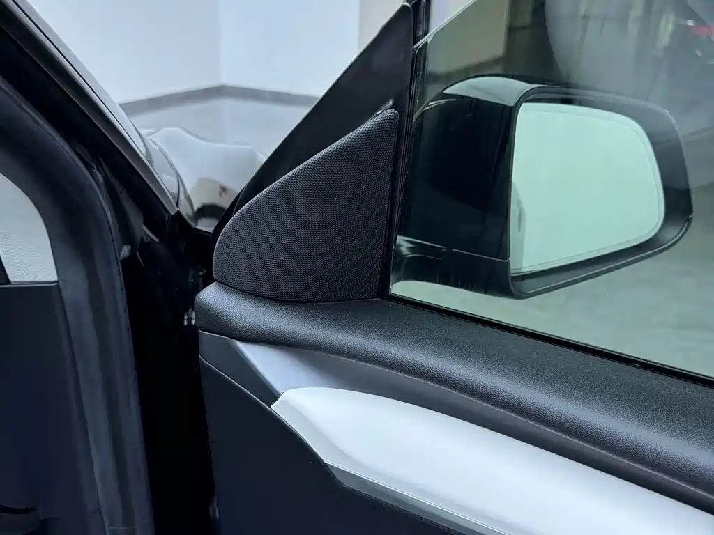 Tesla Model Y — миниатюра 9